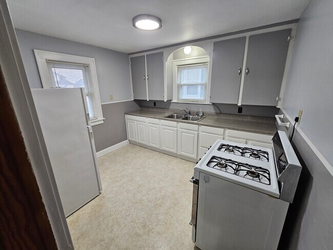 Building Photo - 14 Kingsbury Ave