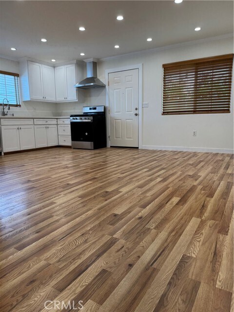 Foto del edificio - 5742 Woodman Ave