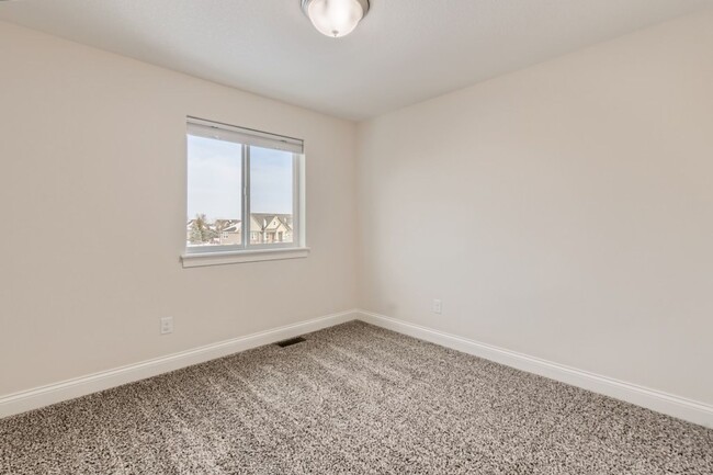 Building Photo - Spacious 4 Bedroom 4 Bath Townhome