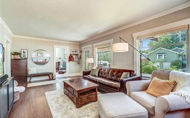 Foto del edificio - Charming 3-Bedroom Home with Private Backyard and Detached Garage in Tacoma