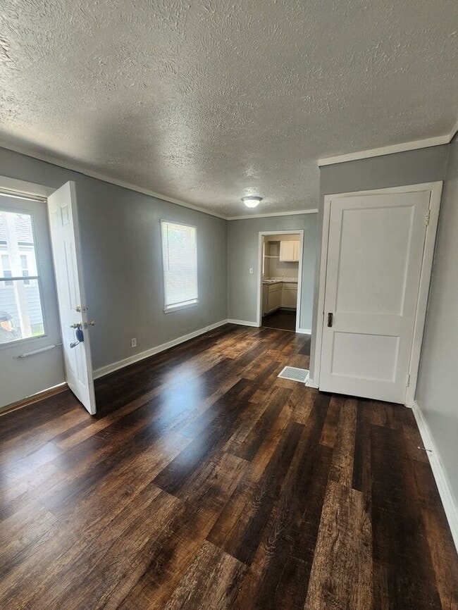 Building Photo - Cozy One bedroom Duplex