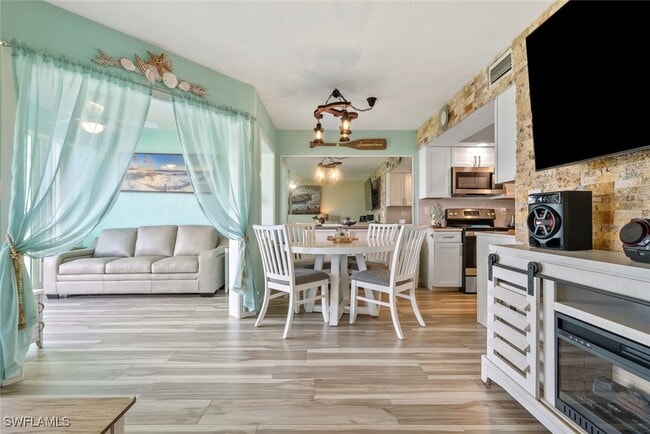 Building Photo - 896 Buttonwood Dr