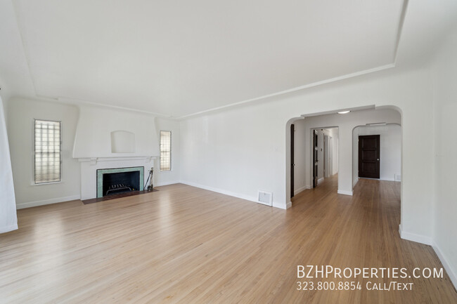 Building Photo - Charming Duplex in McCarthy Circle – Class...