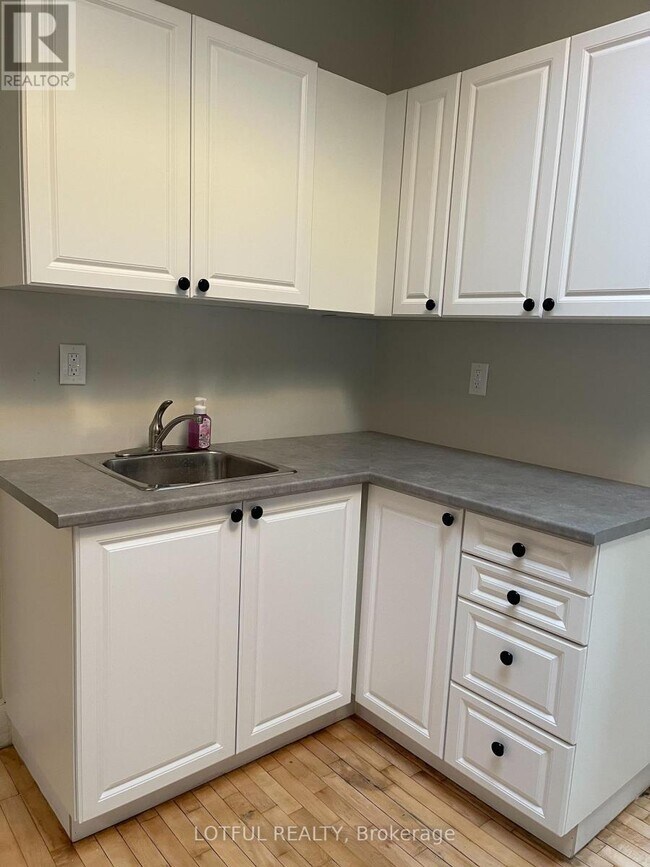 Photo du bâtiment - 4 Russell St E