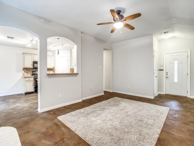 Building Photo - 2211 Lilac Cir