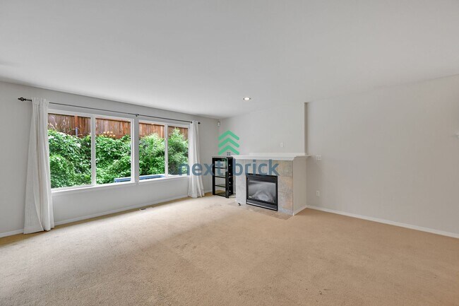 Foto del edificio - 3 BED & 2.5 BATH SINGLE FAMILY HOUSE FOR RENT