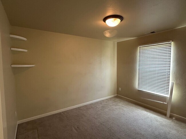 Building Photo - 3 bed 2 bath townhome!