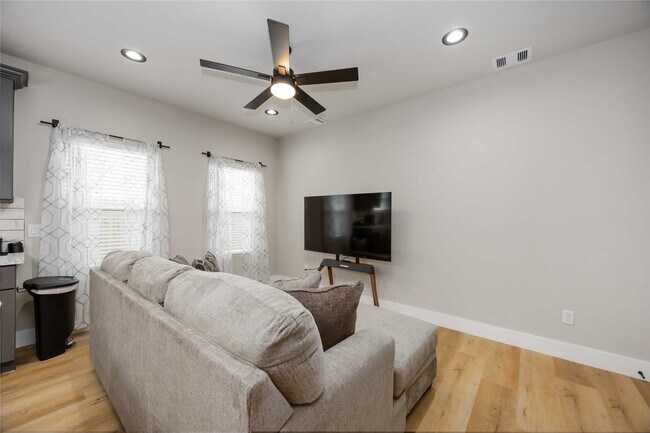 Foto del edificio - 2409 Dolly Wright St