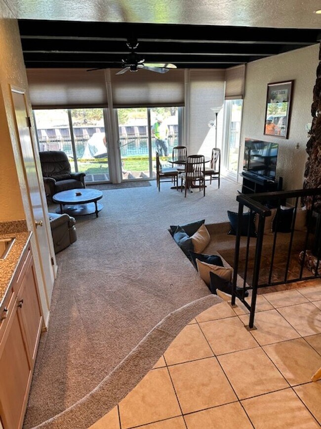 Foto del edificio - Condo with beautiful channel views and boat slip available for a Winter or Summer seasonal 3-6 mo...