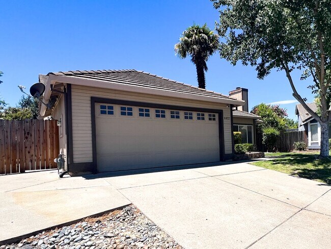 Foto del edificio - 4 Bed, 2 Bath - 1/4 Acre Lot on a Cul-De-Sac