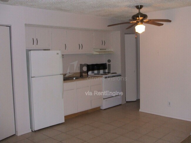 Foto del edificio - 465 E Main St