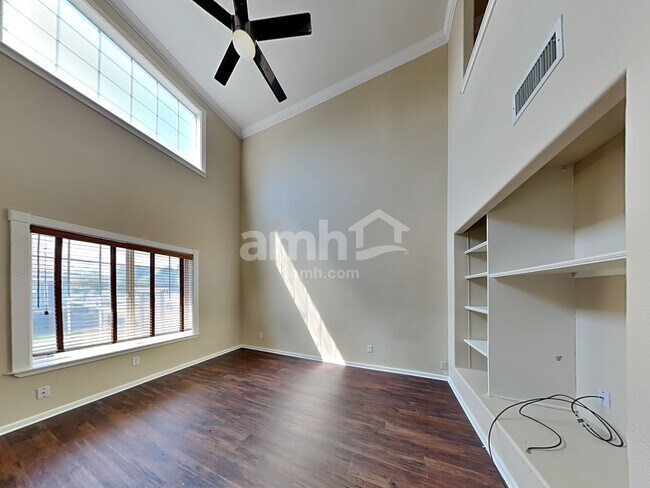 Building Photo - 4744 N Perth St