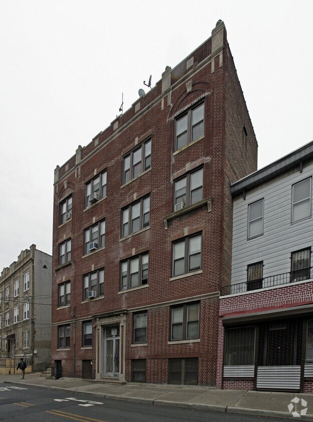 Building Photo - 319 Summit Ave