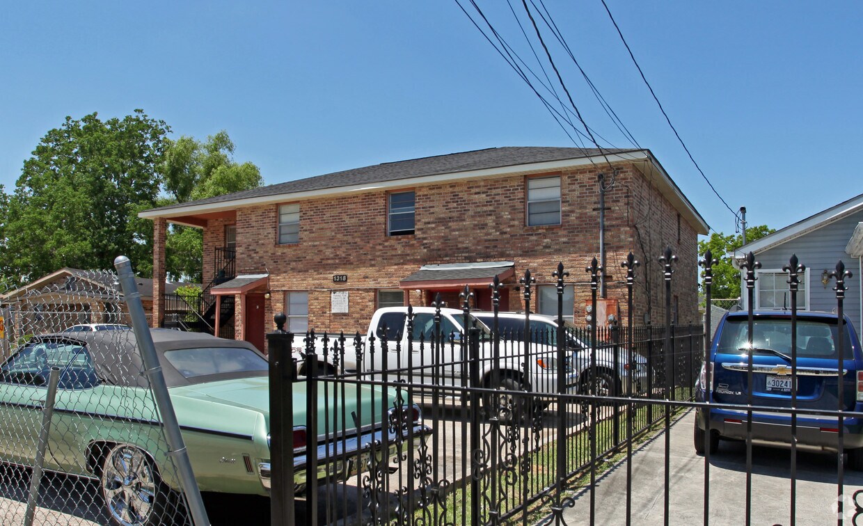 Building Photo - 1318 S Meadow St