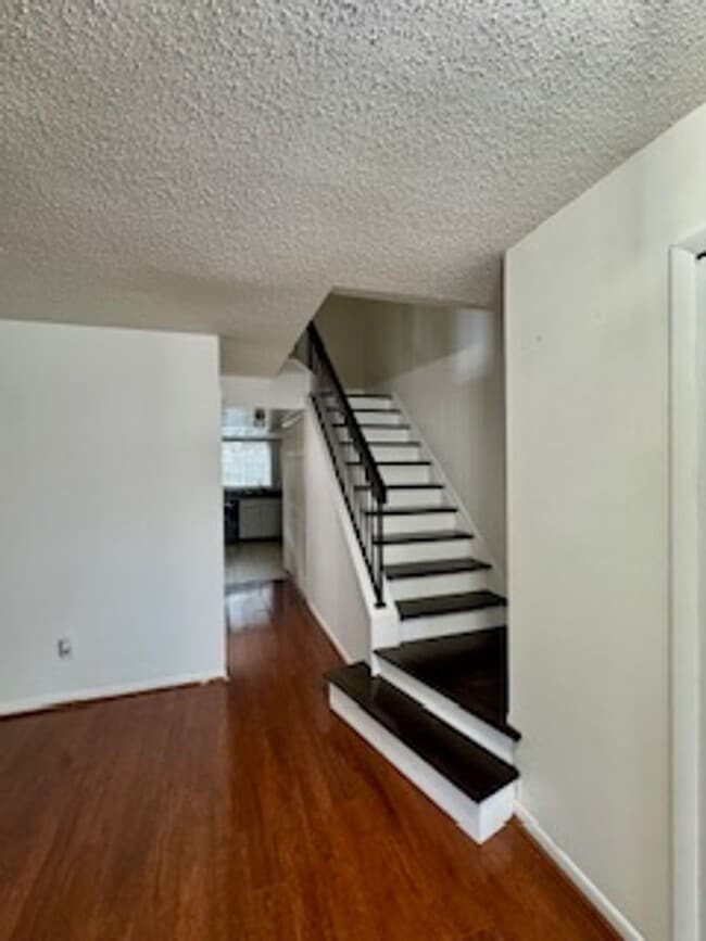 Building Photo - Beautiful 4 Bedroom Townhome