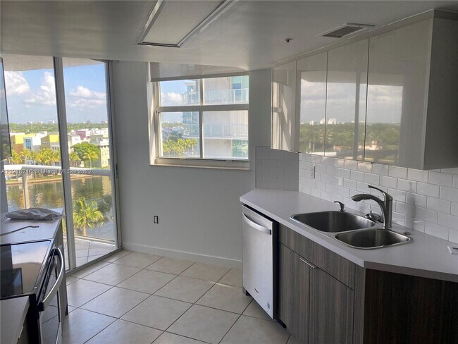 Building Photo - 5880  Collins Ave  807 Miami Beach Fl 33140