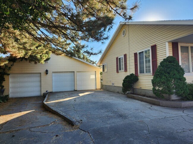 Building Photo - Great 3 bd Home in SLC with 2 Master Suites