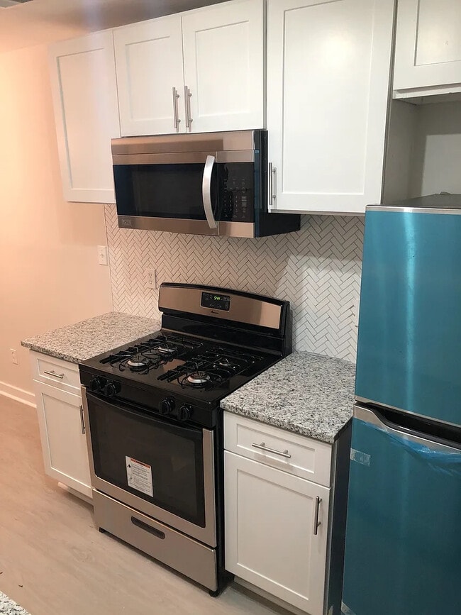 Building Photo - Room in Townhome on Pine Tree Trail