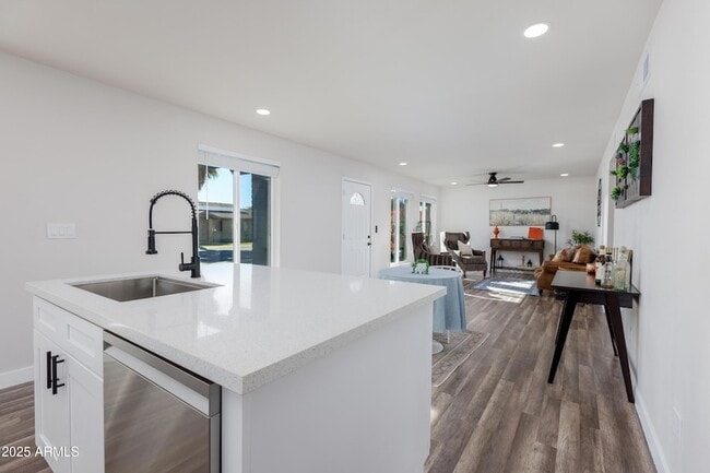 Foto del edificio - 2936 W Michelle Dr