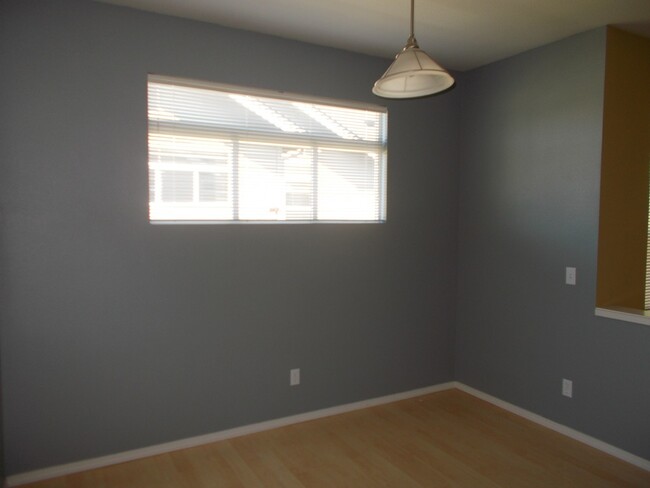 Building Photo - Beautiful Top Floor 2BR 2BA Corner Unit in...