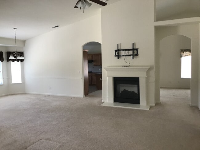 Building Photo - Beautiful & Spacious home!