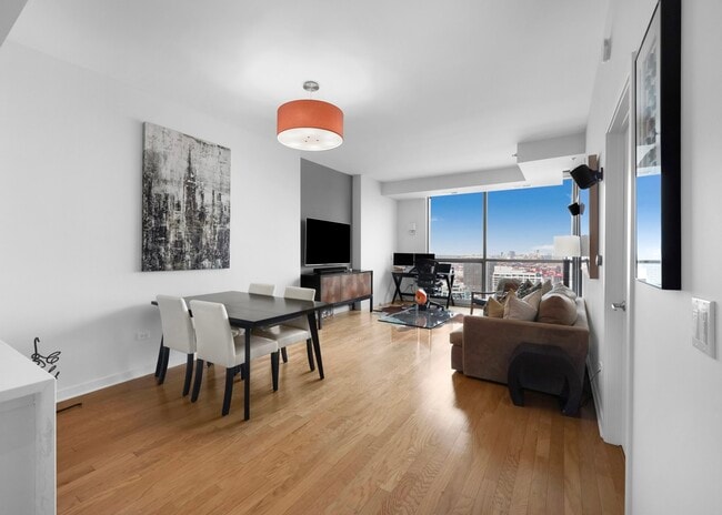 Building Photo - 303 W Ohio St