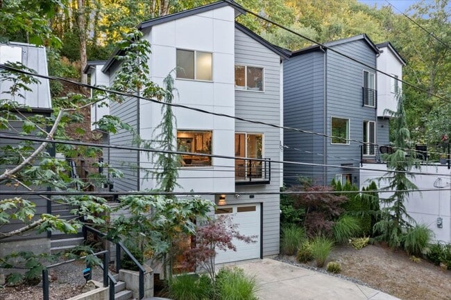 Building Photo - West Seattle - 3 Bedroom - 2.5 Bathroom w/ AC!