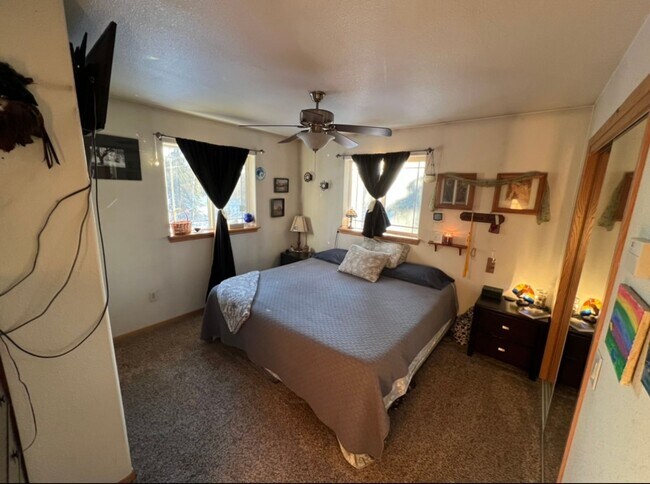 Foto del edificio - Century 21 Gold Rush- 4bedroom 2.5bath- 38...
