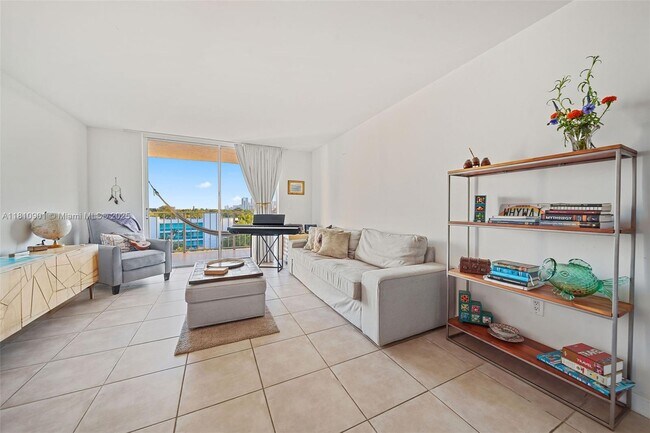 Foto del edificio - 650 NE 64th St