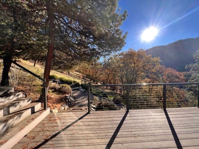 Foto del edificio - STUNNING VIEWS from this 3 bedroom, 2 bath home | Available February