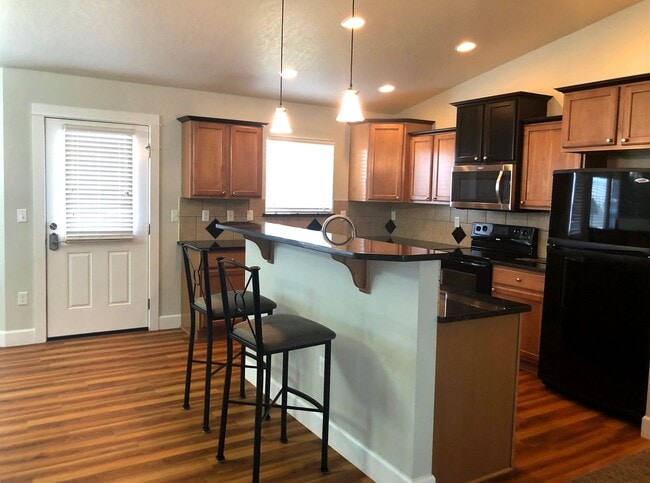Building Photo - Single Story Home w/Huge Fenced Backyard!