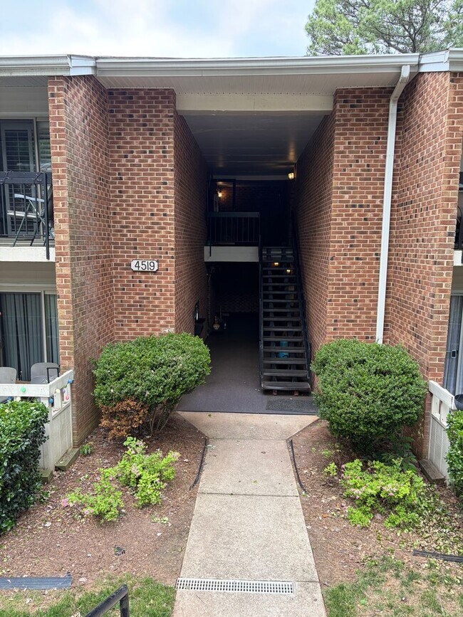 Foto del edificio - REMODELED NW RALEIGH 3 BEDROOM CONDO IN MARTINIQUE--SWIMMING POOL- UPDATED PRIMARY BATHROOM
