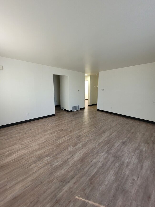 Building Photo - 1208-1210 Vandenberg Ave