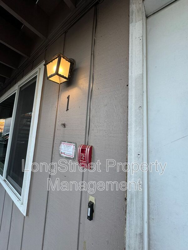 Building Photo - 970 NW Garfield Ave