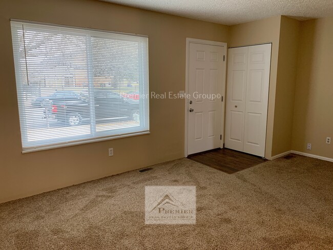 Building Photo - 1122 Delaware Dr