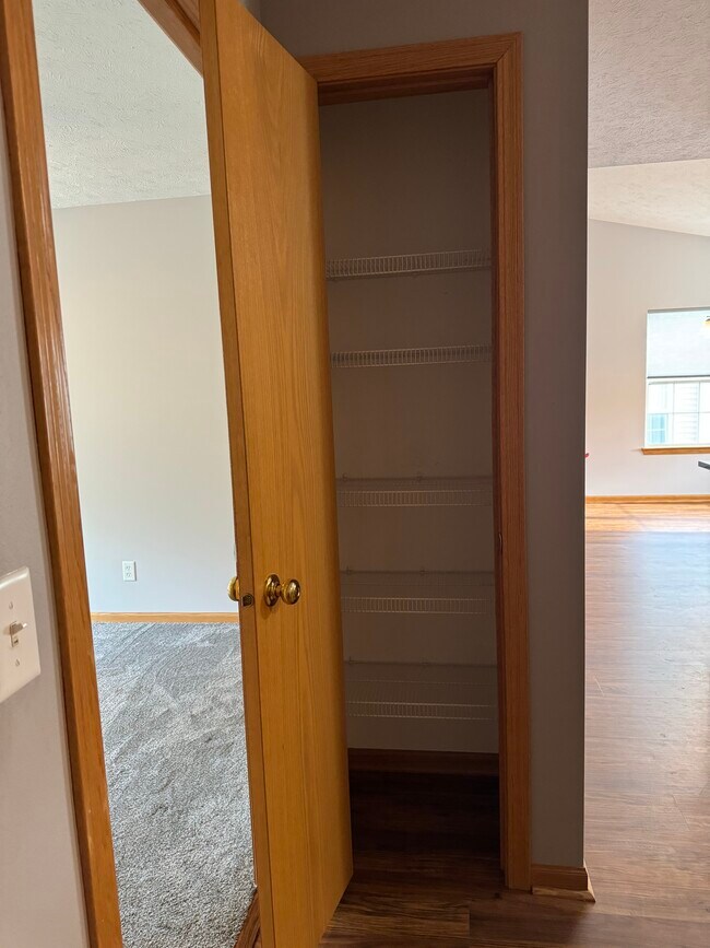 Building Photo - 950 Penny Ln
