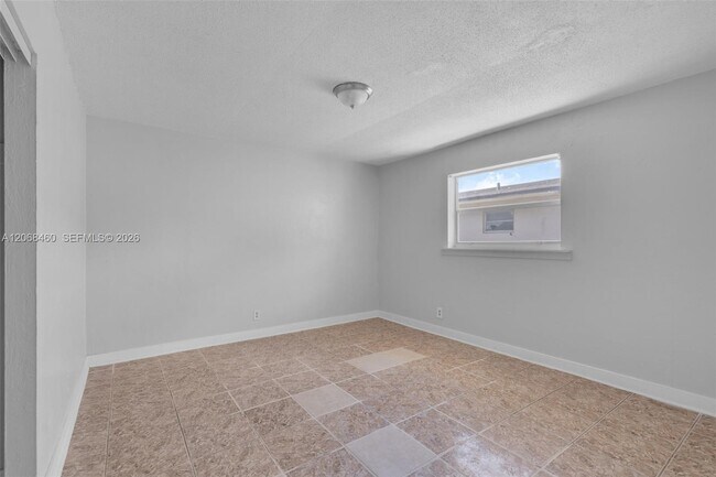 Building Photo - 632 SW 16th Ave