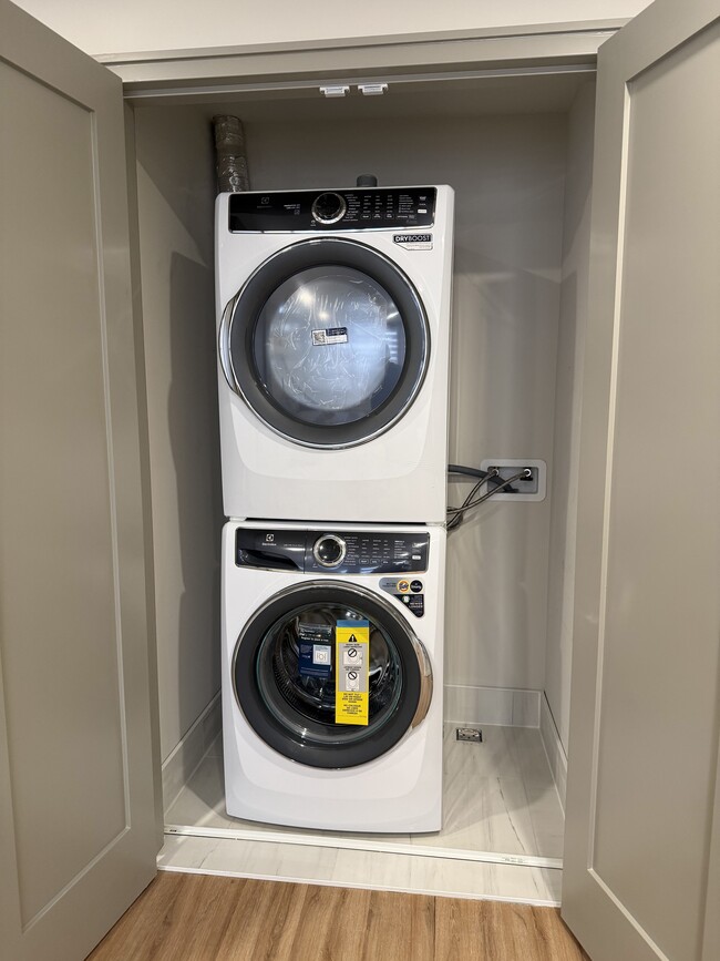 Building Photo - 587 College St