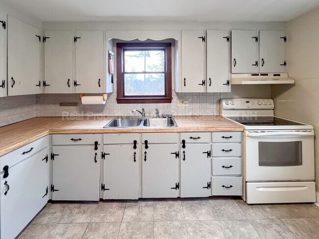 Foto del edificio - 241 Mallego Rd