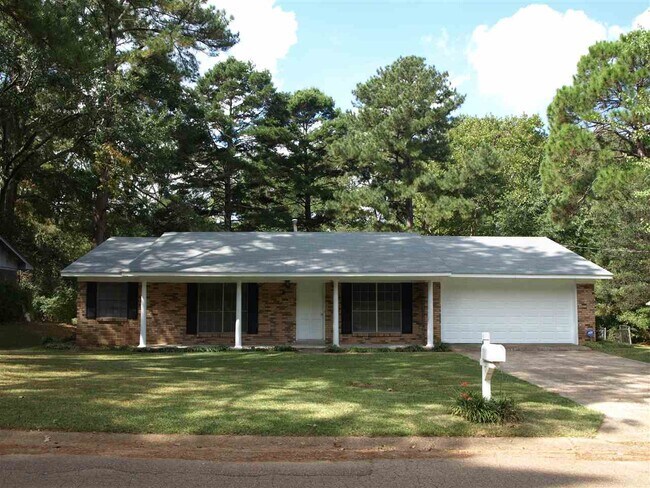 Building Photo - 804 Dogwood Dr