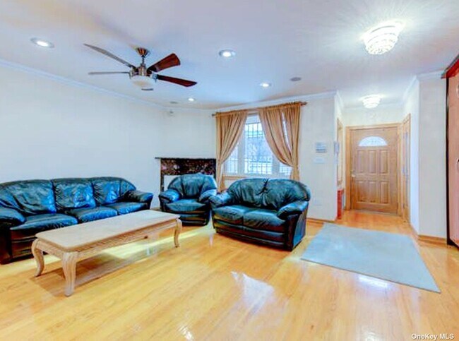 Foto del edificio - 99-37 65th Rd