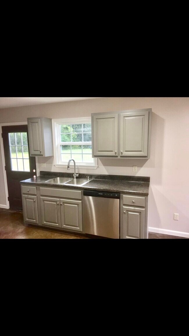 View of kitchen from living room - 61 Villa Lane