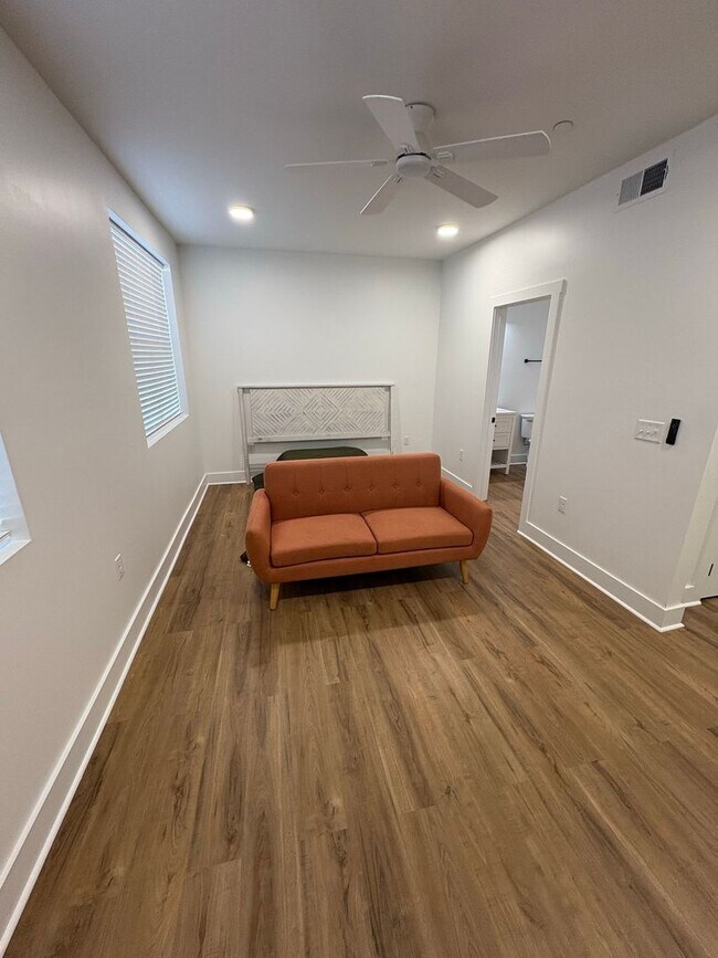 Foto del edificio - Welcome to Downtown living at its finest!