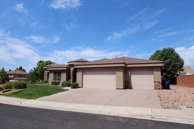 Foto del edificio - Spacious 3-Bed, 2-Bath Home with Open Floor Plan and Premium Amenities