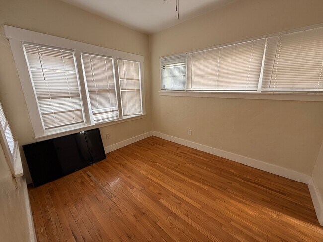 Foto del edificio - 1030 E 7th St