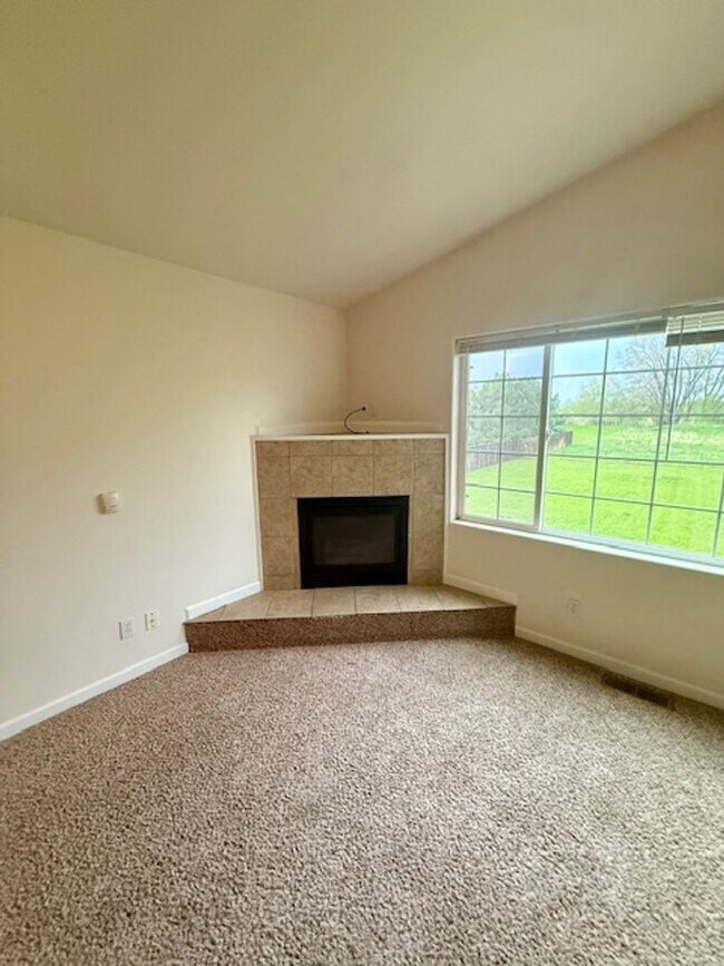 Foto del edificio - Spacious 4 Bed / 3 Bath Duplex on 1 Acre –...