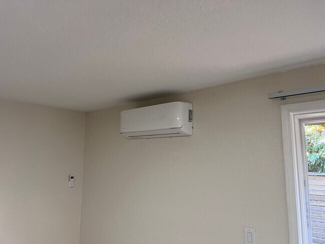 Building Photo - Beautiful Mid-Century Tri Level in quiet n...