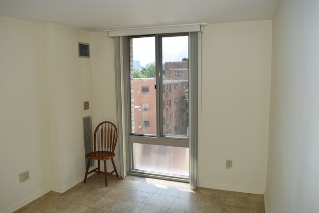 Bedroom (no bed) - 950 25th St NW