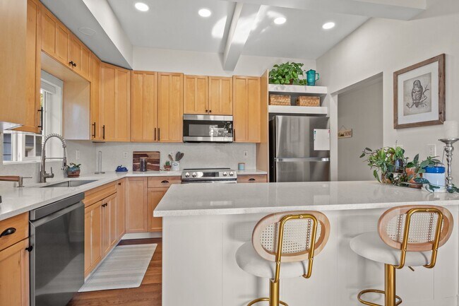 Foto del edificio - 5 Bed, 3 Bath Home in York Neighborhood- Fully Fenced Yard