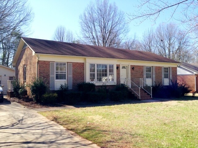 Foto principal - 3 BR House near Guilford College w/ Garage